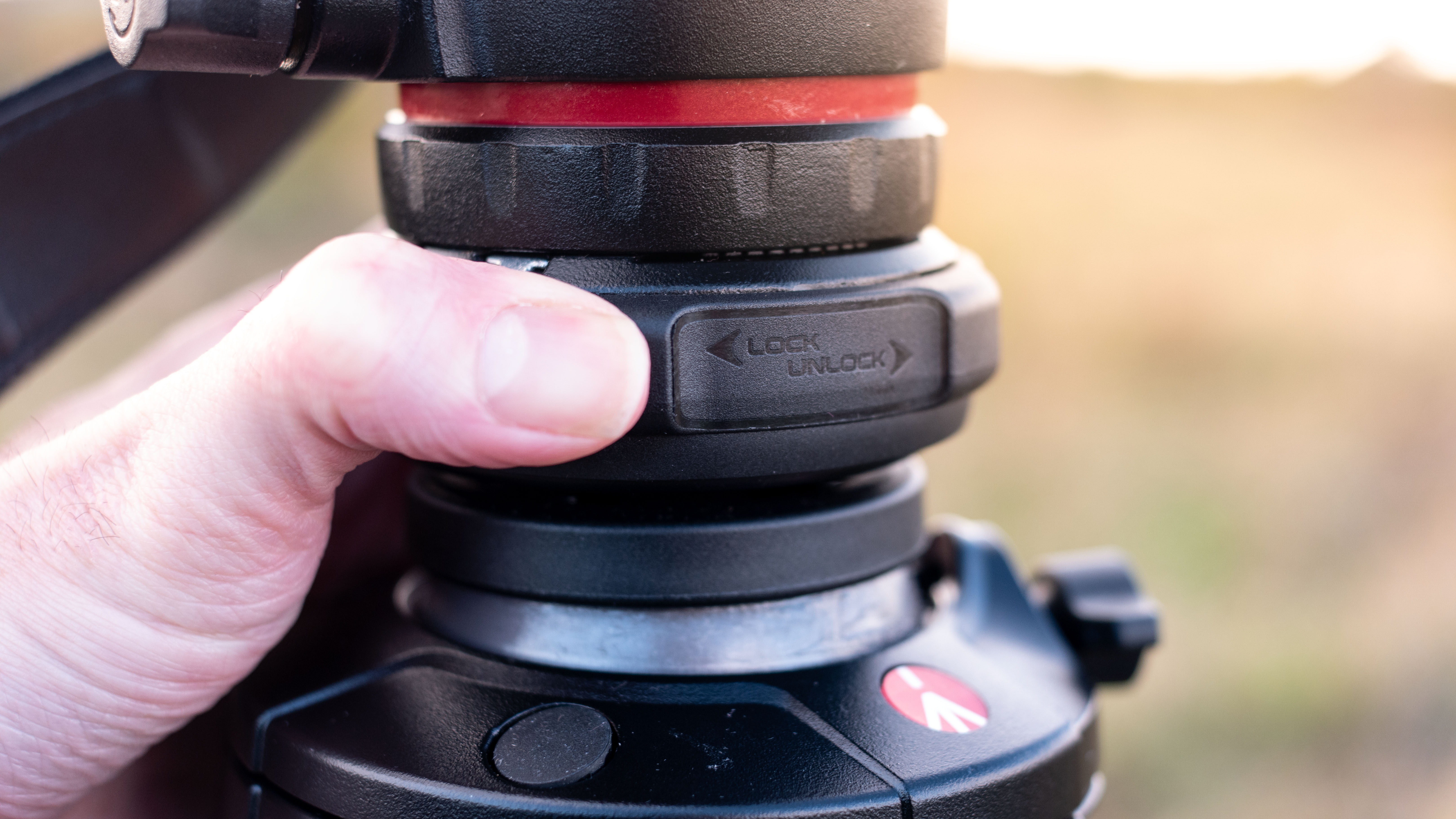 Крупный план гибридного штатива Manfrotto ONE снаружи.