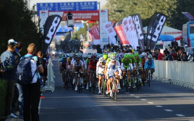 The peloton closes in on the breakaway