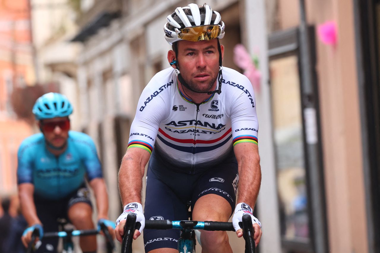 Mark Cavendish cycles in giro