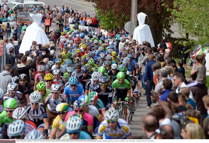 The peloton heads up the C&ocirc;te de Stockeu