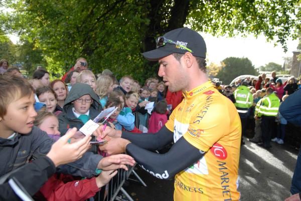 Mark Cavendish signs autographs for fans