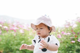 A sun hat and cotton clothing is how to cool a baby down in the heat