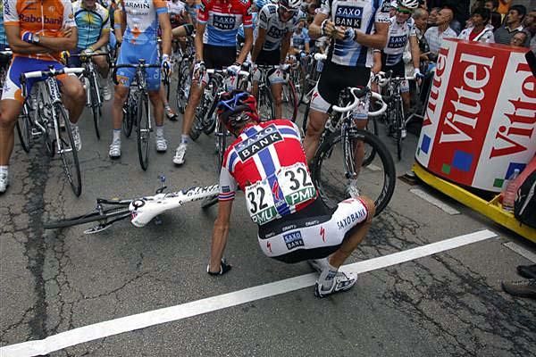 Kurt-Asle Arvesen (Team Saxo Bank) stages a protest before the start. He would later crash during the stage.