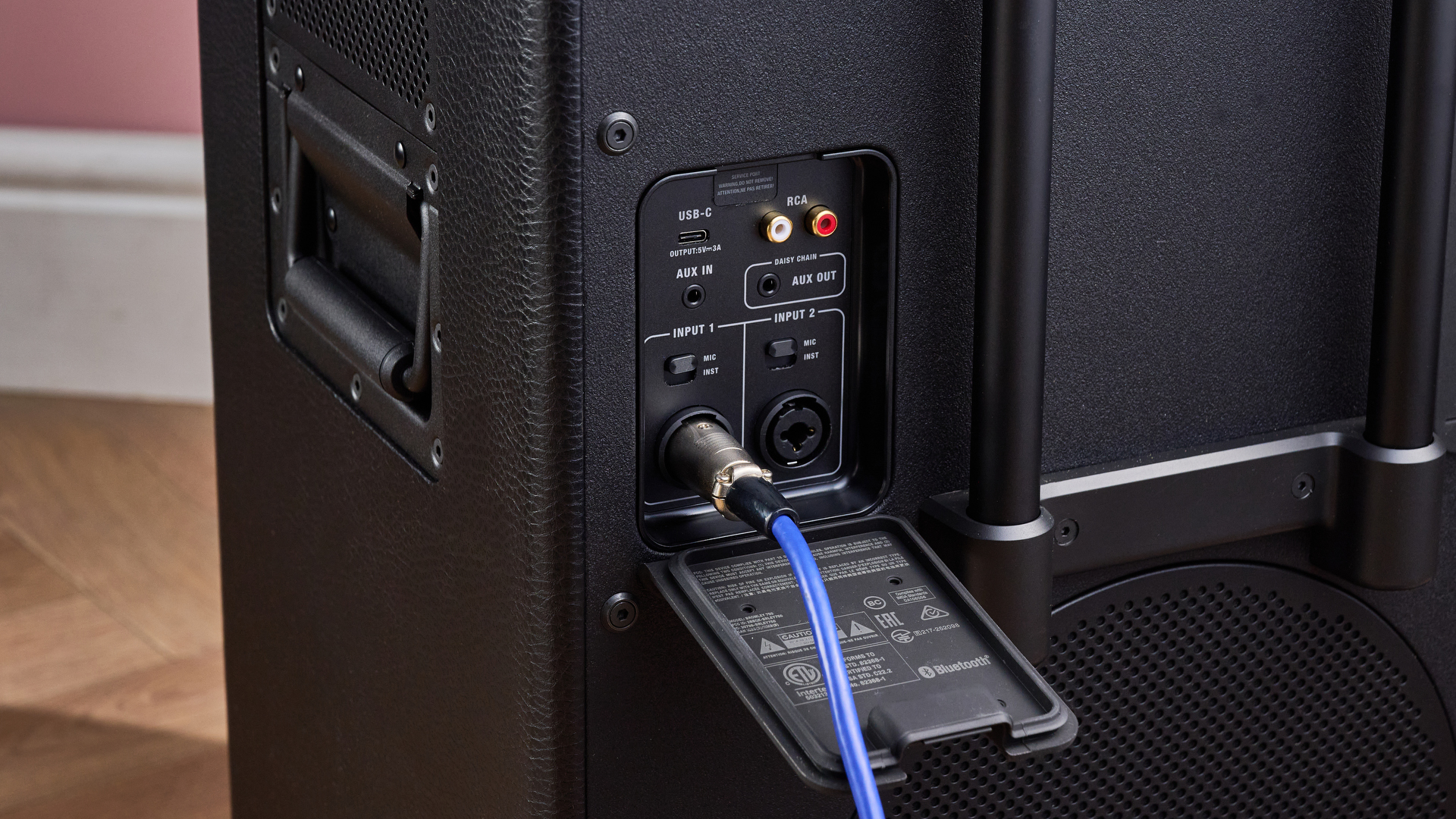 Person plugging microphone into the Marshall Bromley 750