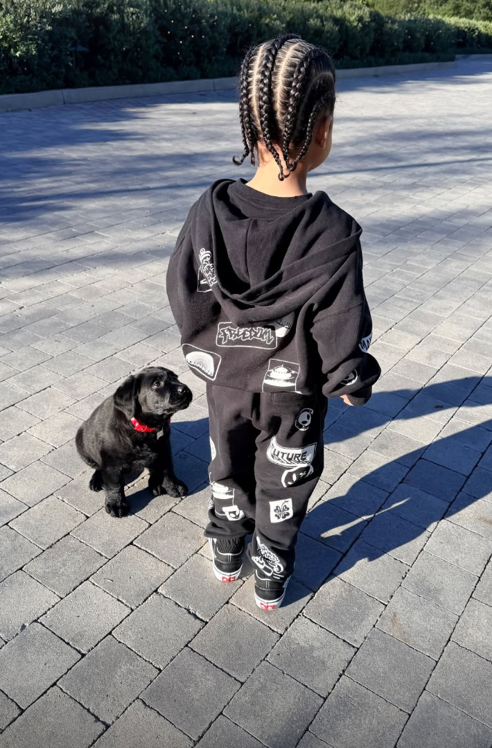 Khlo&amp;eacute; Kardashian's son Tatum with a black Labrador puppy