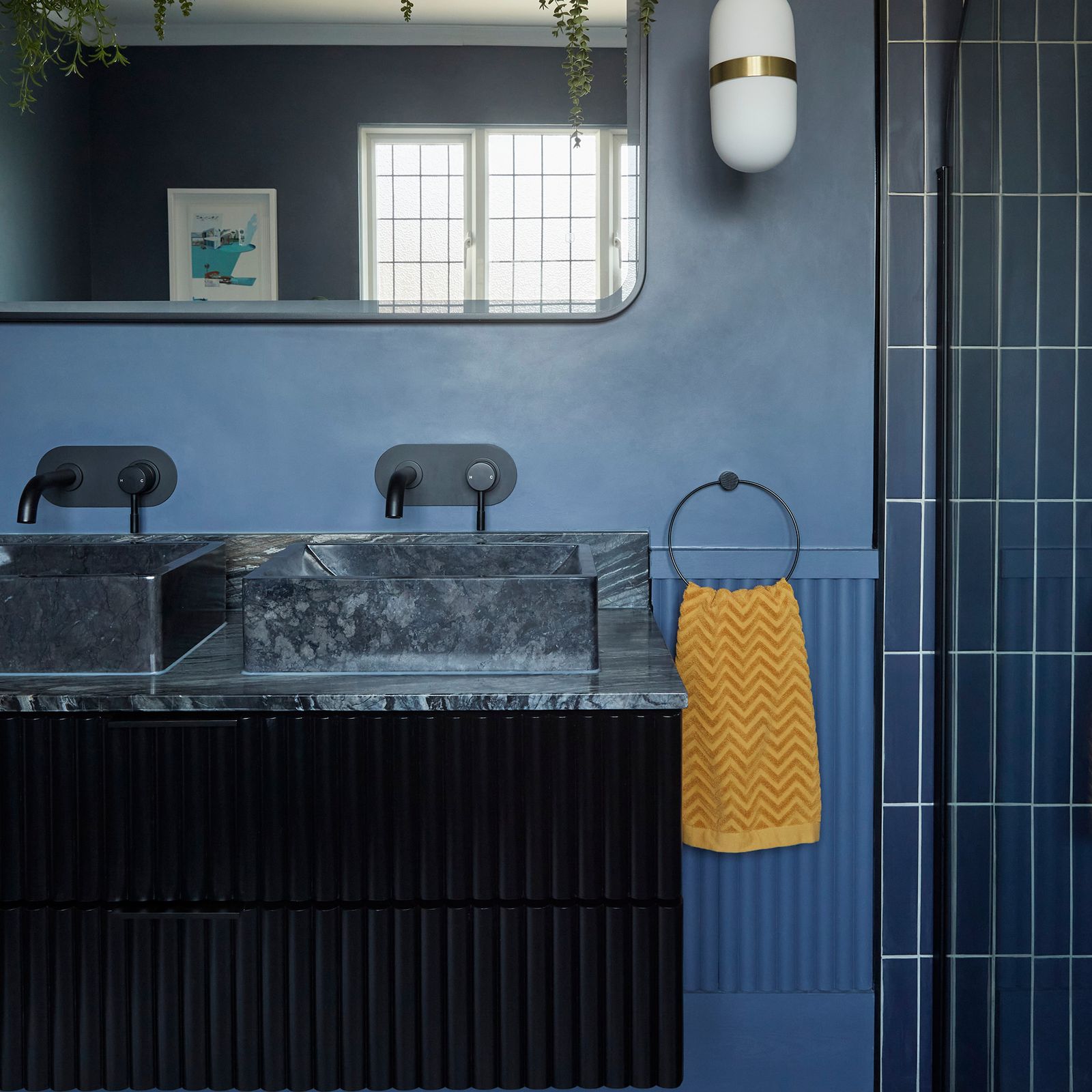 A navy en-suite bathroom remodel with dark and curvy details | Ideal Home