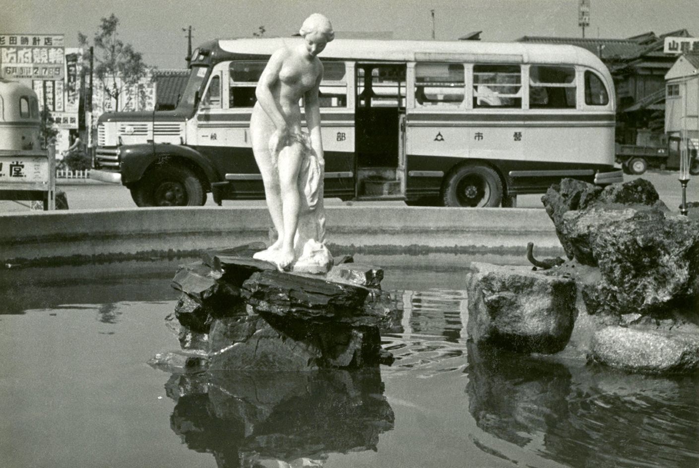 Bathing girl at Ube shinkawa station