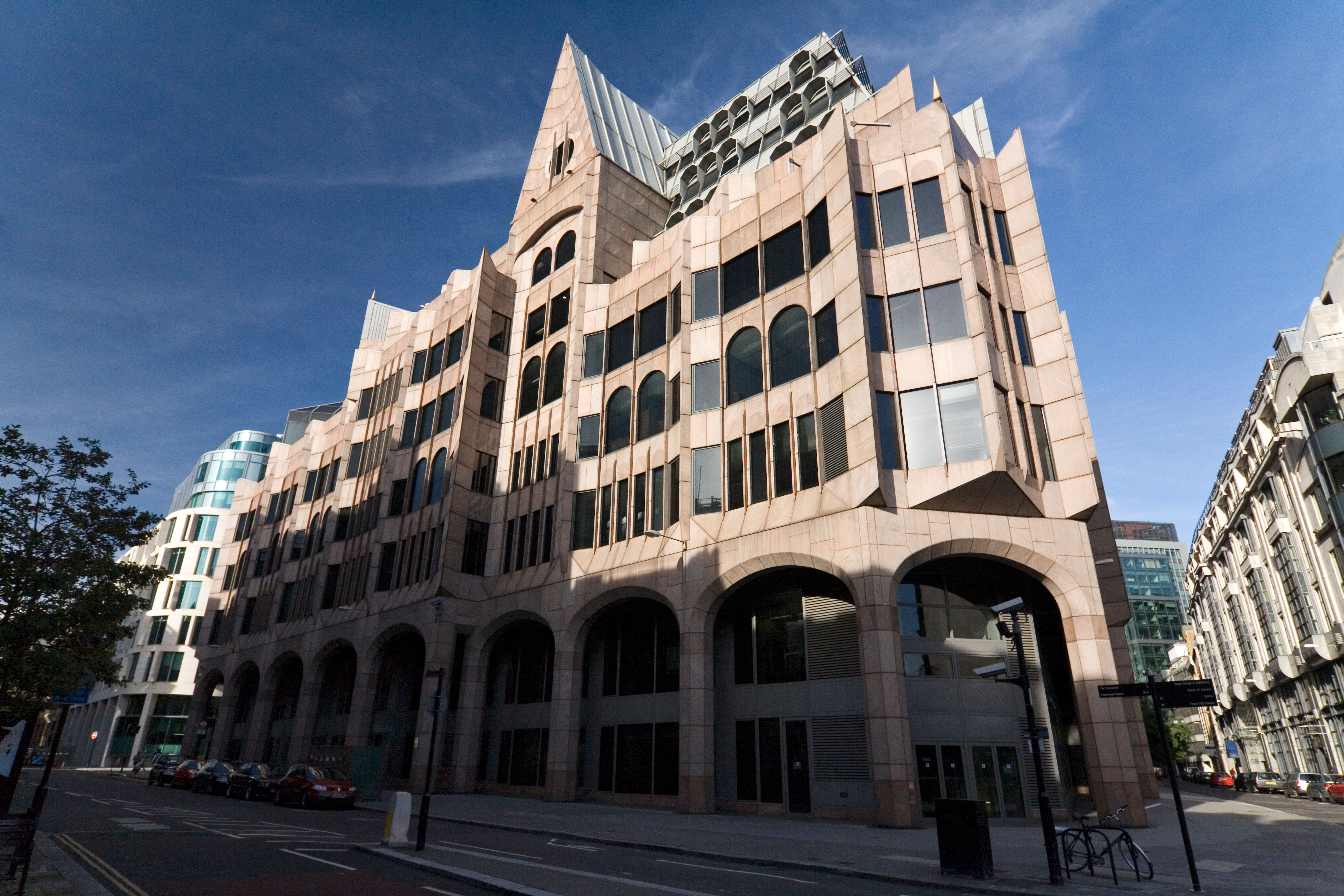 The neo-Gothic postmodern fa&amp;ccedil;ade of Minster Court