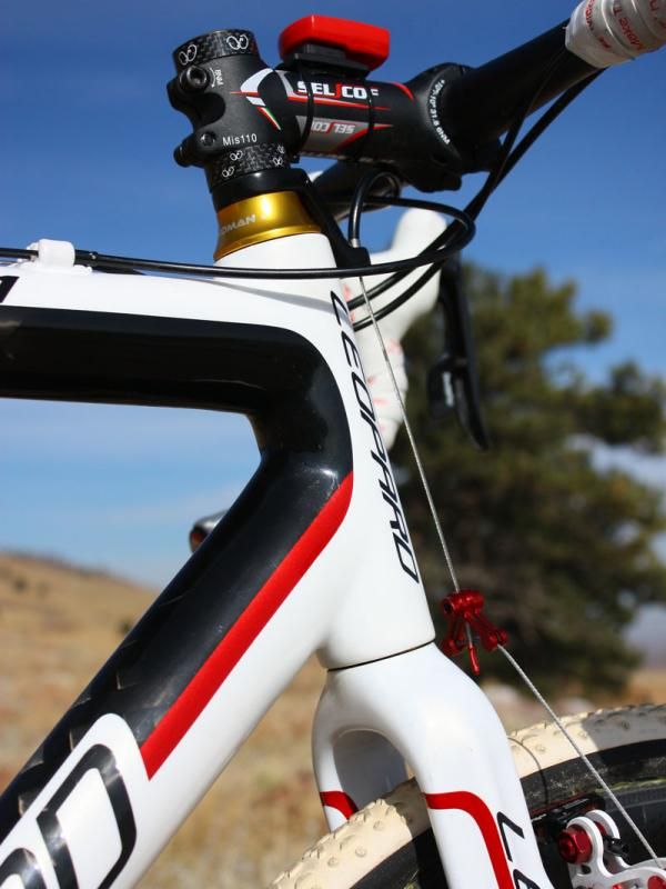 The front end uses a straight 1 1/8" steerer tube.