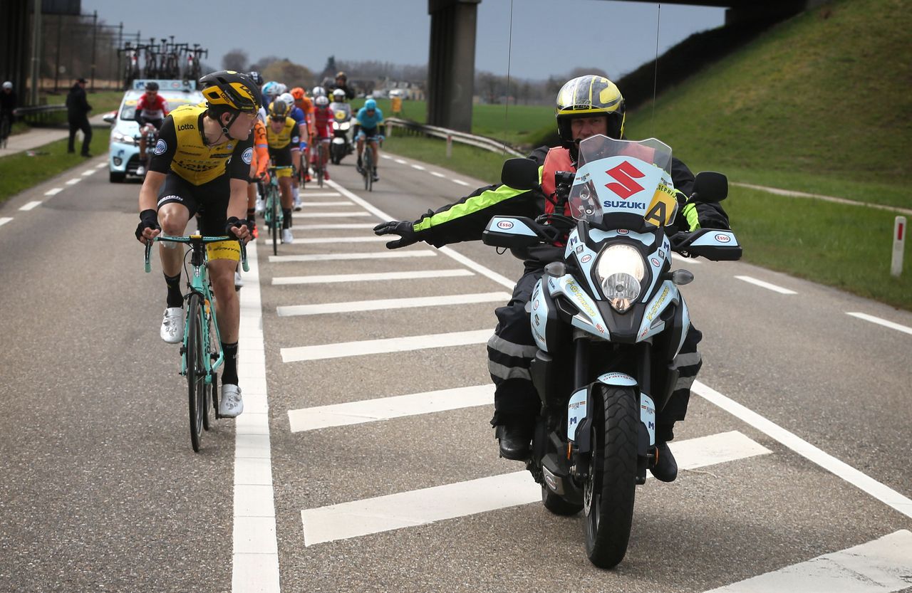 Riders are informed of their disqualification from the Scheldeprijs