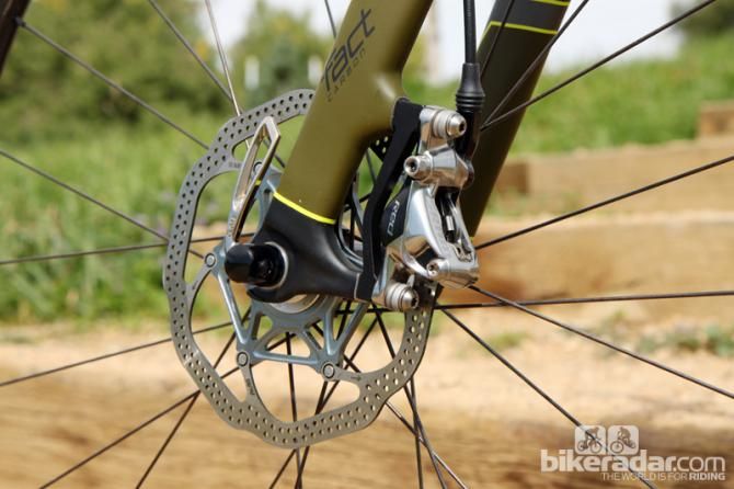 The SRAM Red hydraulic disc brake calipers are paired to a 160mm rotor up front and a smaller 140mm one out back.