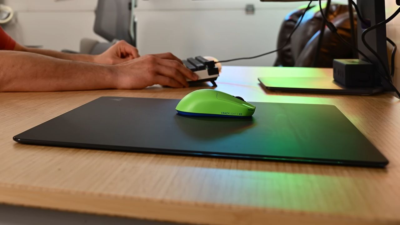 Motorized mouse pad aim assist system
