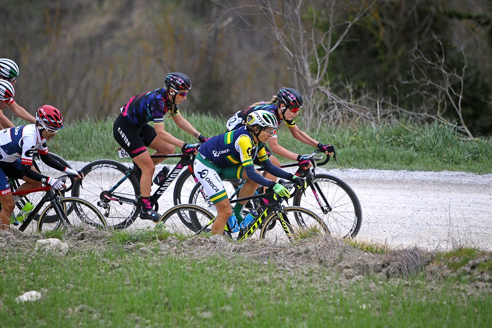 Katrin Garfoot leads the bunch at Strade Bianche