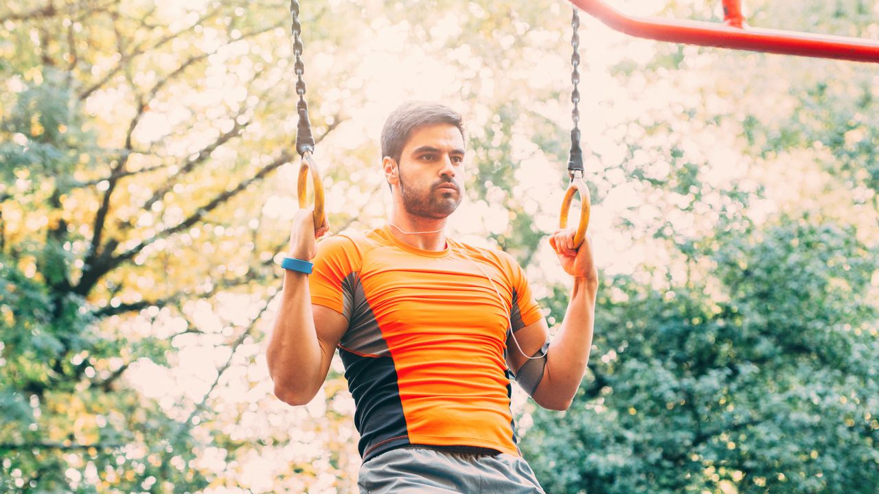 Man doing pull up challenge outside during lockdown