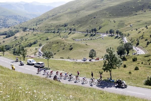 The breakaway snakes its way up the Col de Peyresourde.