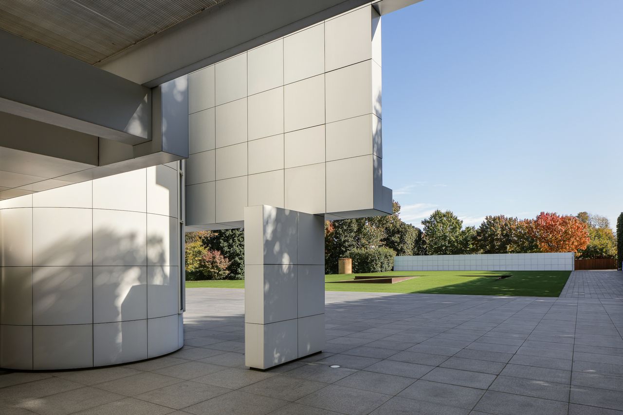 Views of the Rachofsky House in the landscape