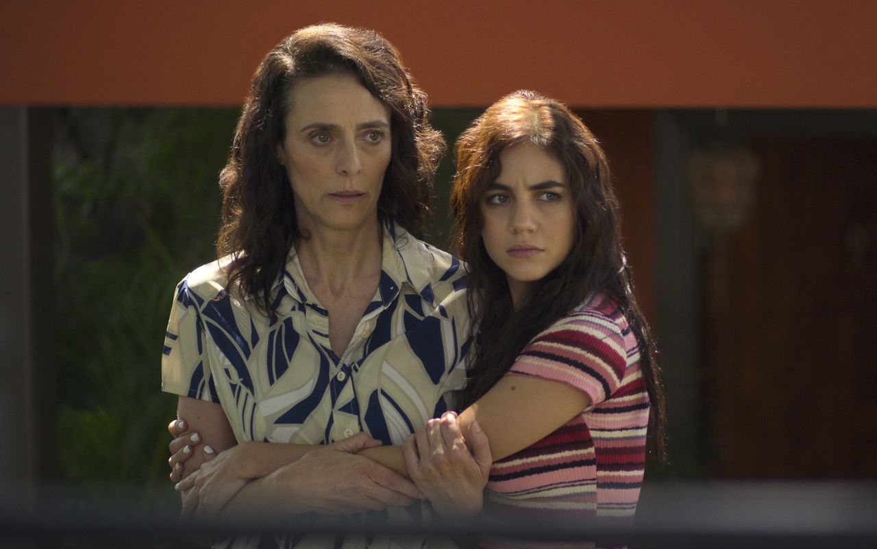 QUIEN MATO A SARA? - Temporada 2 (L to R) MAR CARRERA as LUCIA and ELA VELDEN as MARIFER JOVEN in Episode 201 of QUIEN MATO A SARA? 