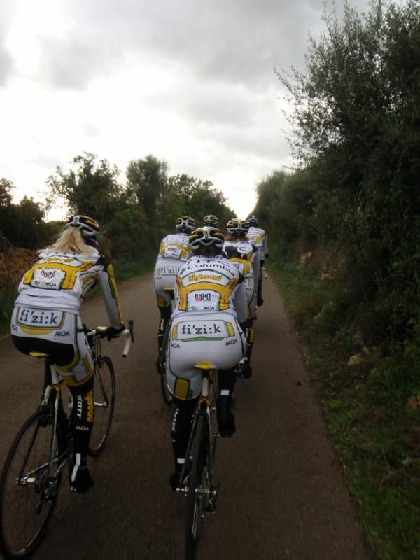Emilia Fahlin gets to know new teammate Chloe Hosking