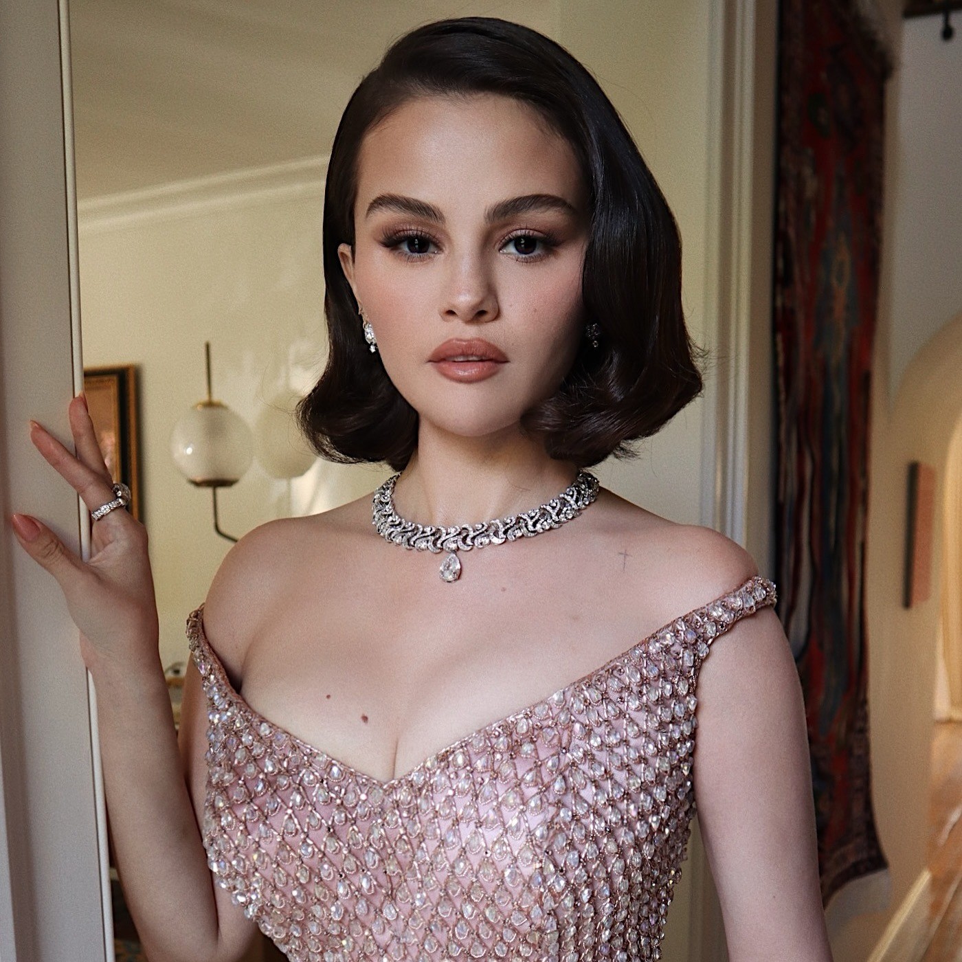 Selena Gomez Is Dripping in Jewels at the Oscars—Her "Peach Champagne" Mani Looks Just as Expensive