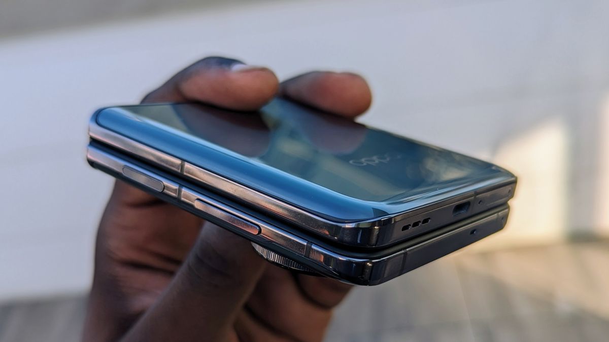 OPPO Find N3 Flip frame from the side