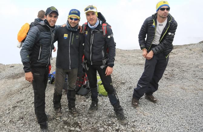 Alberto Contador with teammate Jesus Hernandez and mechanis Luis Comes