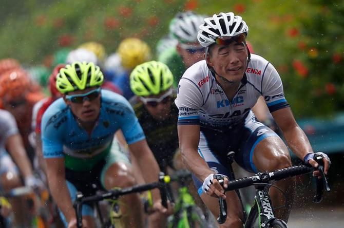 The field faced a mix of sun and rain during stage 2 at the Tour of Hainan