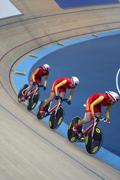 China captures the silver medal in the women's team pursuit.