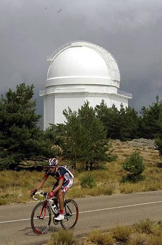 Oscar Pereiro (Caisse d'Epargne) passing the observatory