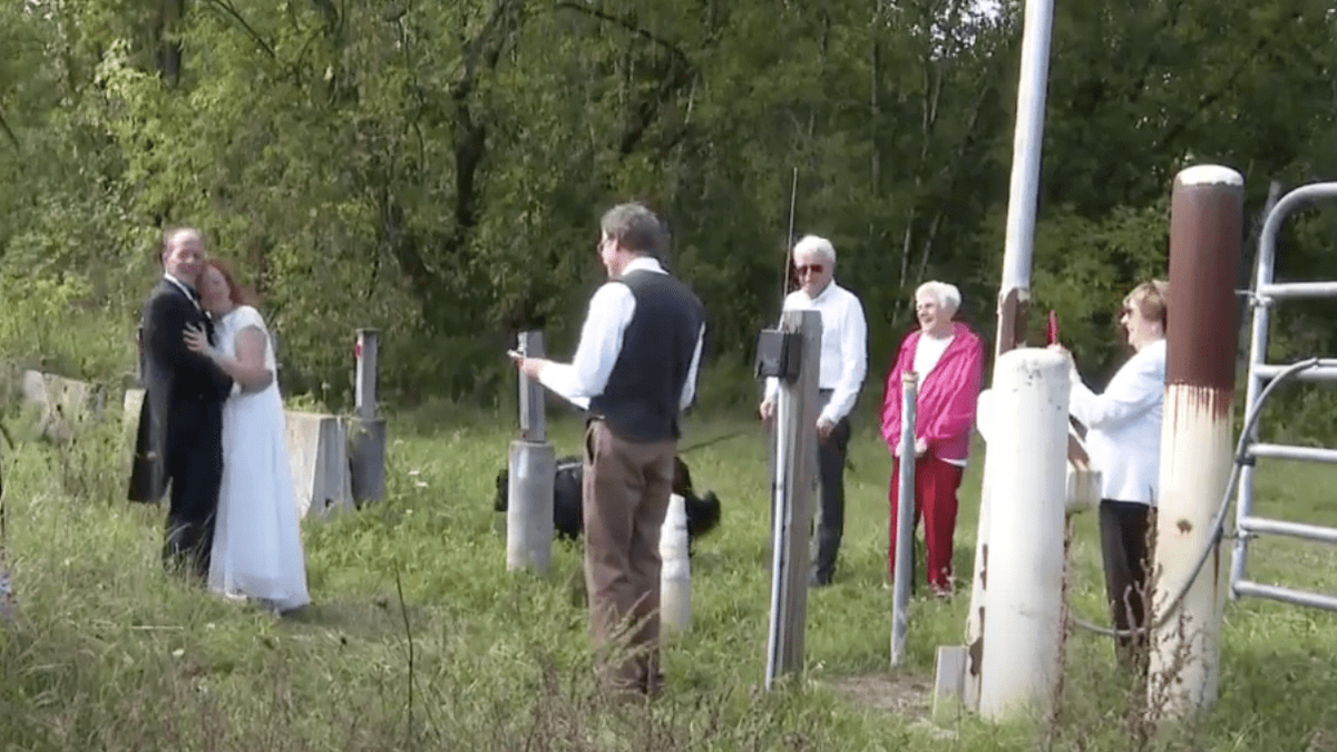New York couple weds at border crossing so Canadian family can be part ...