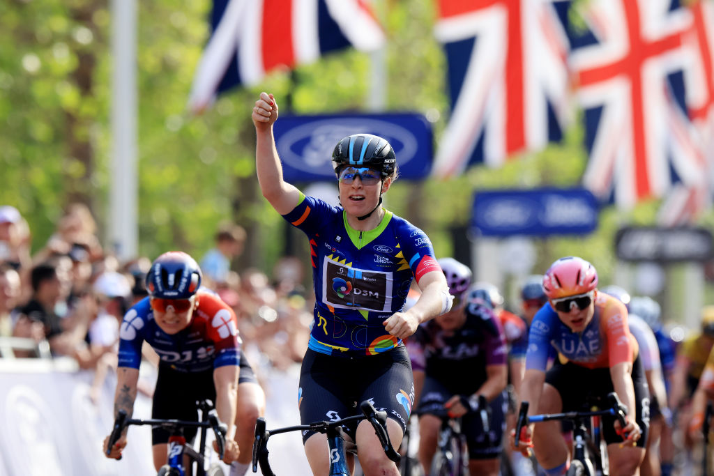 LONDRES, INGLATERRA, 28 DE MAYO Charlotte Kool de Holanda y el equipo DSM celebran en la línea de meta como ganador de etapa durante el sexto RideLondon Classique 2023 Etapa 3, una etapa de 912 km de Londres a Londres UCIWWT el 28 de mayo de 2023 en Londres, Inglaterra Foto de Stephen PondGetty Images