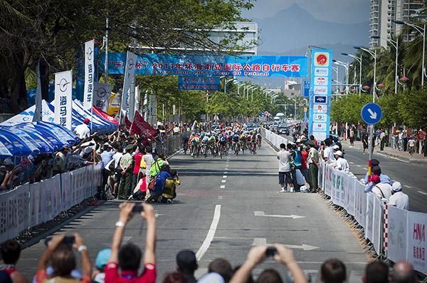 The peloton charge to the line for the final time beneath the searing sun in Sanya.
