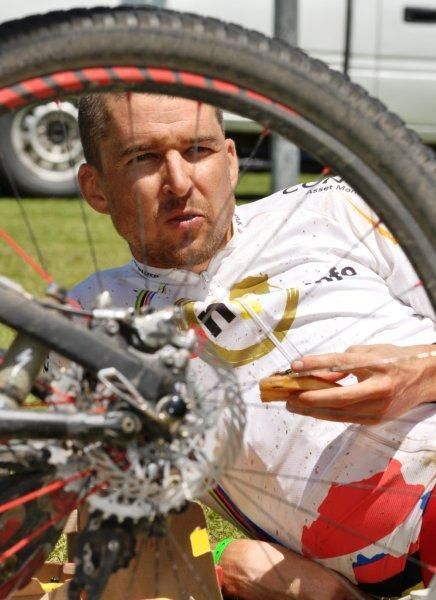 Christoph Sauser takes a moment to savor his pizza