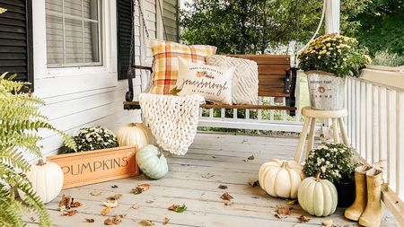 Fall porch decor with globe string lights - @thefinleyfarmhouse