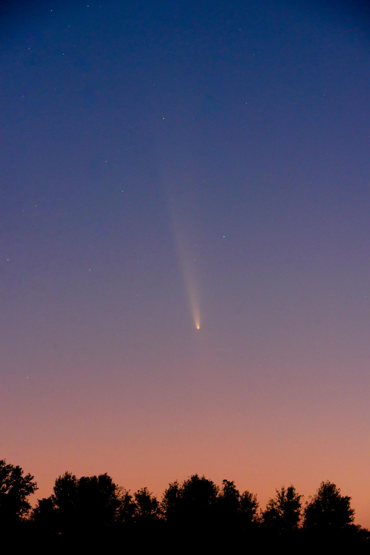 Garis putih terang dan misterius di langit malam