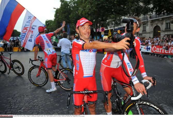 Selfie time for Joaquim Rodr&iacute;guez on the Champs-&Eacute;lys&eacute;es
