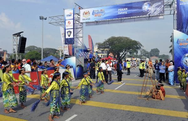 Children perform for the crowds at the start