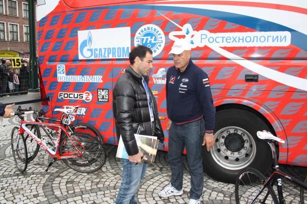 Davide Cassani checks in at the Katusha bus before the start.