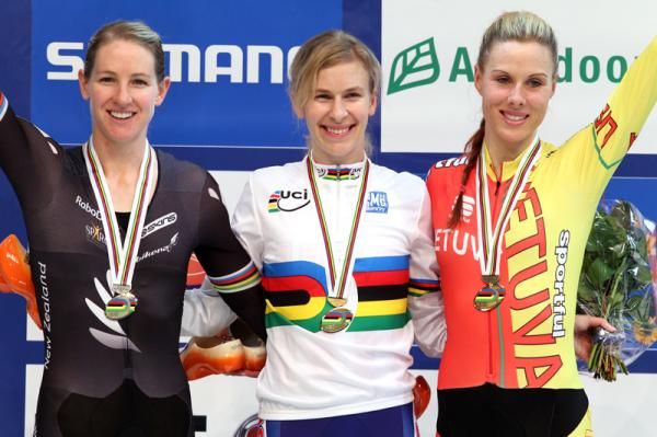 Women&rsquo;s individual pursuit podium (l-r): Alison Shanks (New Zealand), Sarah Hammer (USA) and Vilija Sereikaite (Lithuania).