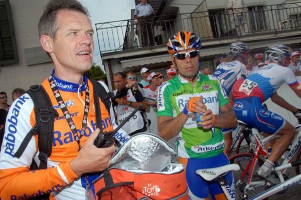 Oscar Freire gets stocked up for the stage ahead.