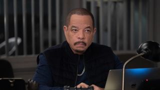 Ice-T as Fin at his desk in Law & Order: SVU Season 27x07