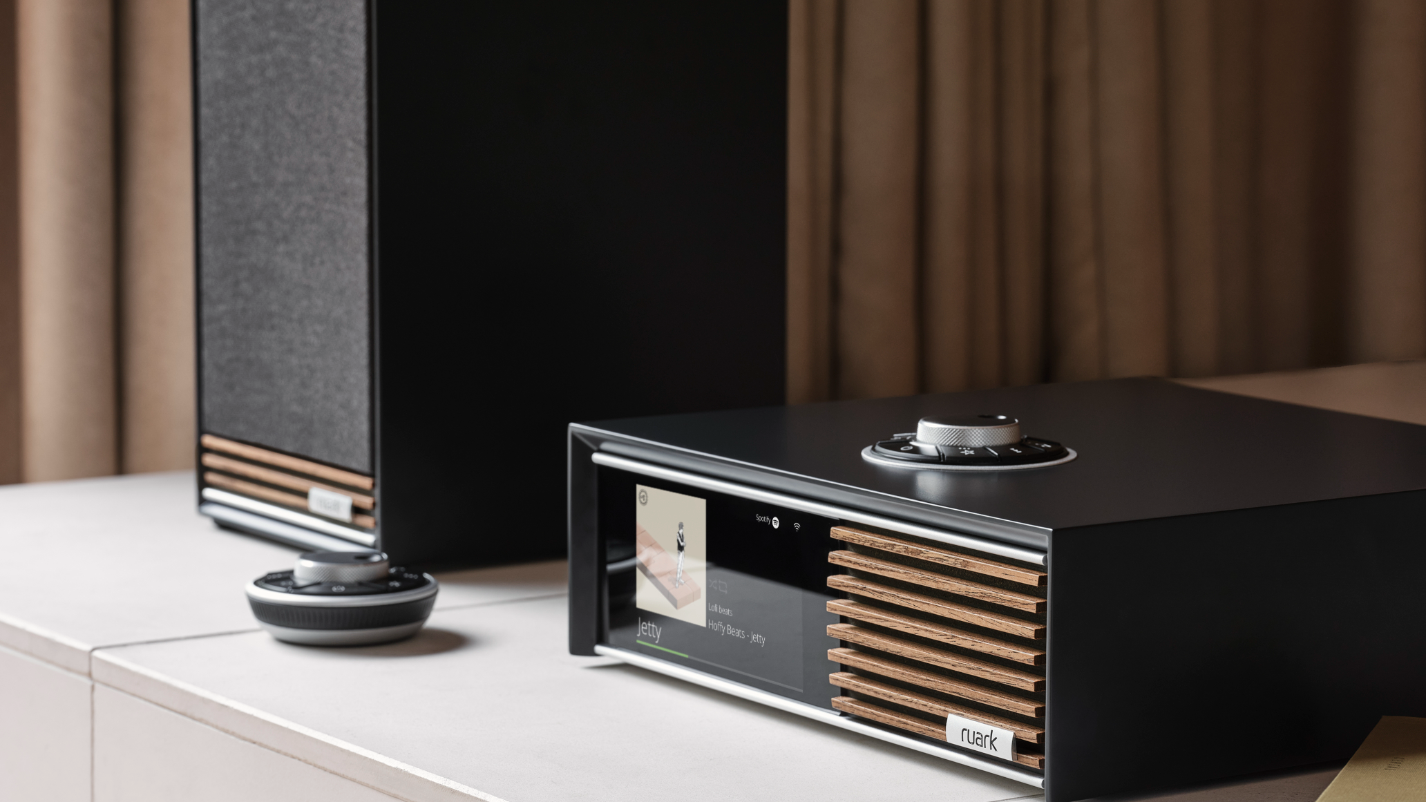 Ruark возвращается к своим корням акустических систем с возрождением Sabre и соответствующей музыкальной системой.