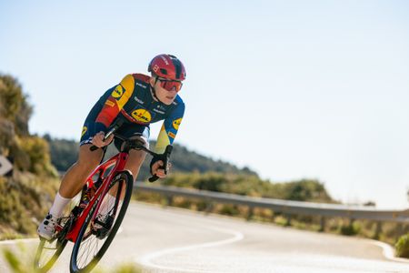 Izzy Sharp descending in Lidl-Trek kit