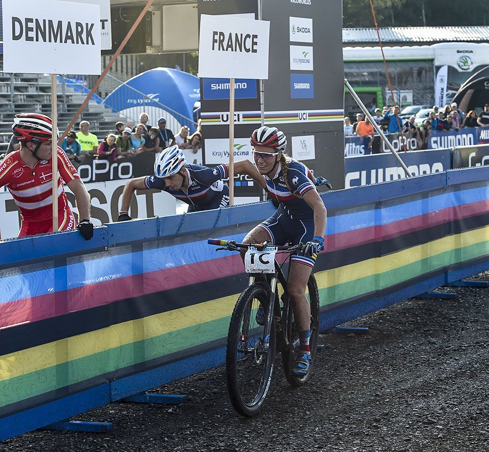 Pauline Ferrand Prevot hands off to Jordan Sarrou
