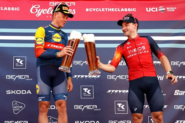 Mads Pedersen celebra la vittoria sul podio con Elia Viviani (Getty Images)