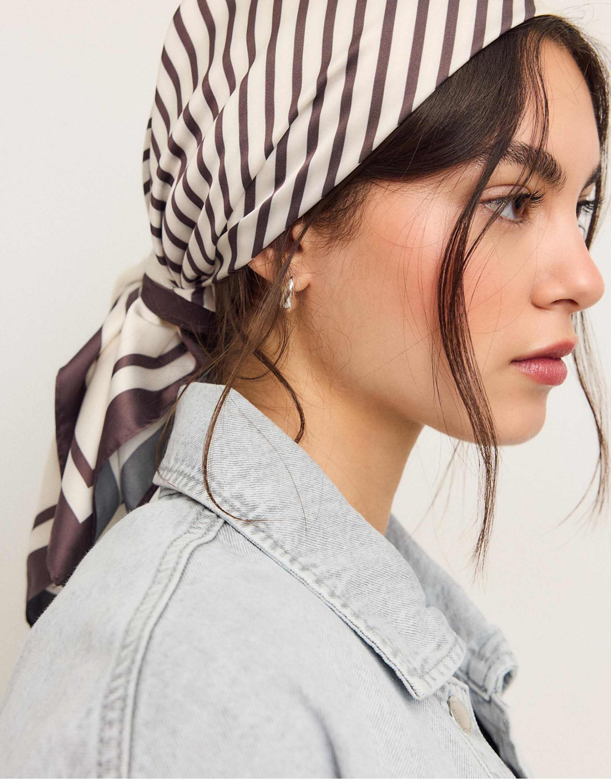 Stradivarius Checked Line Scarf in Ecru