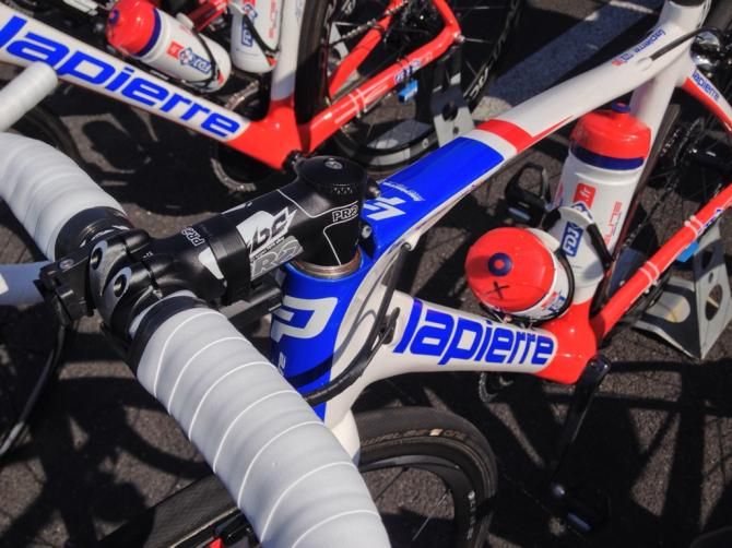 This FDJ.fr rider does away with the headset dust cap entirely