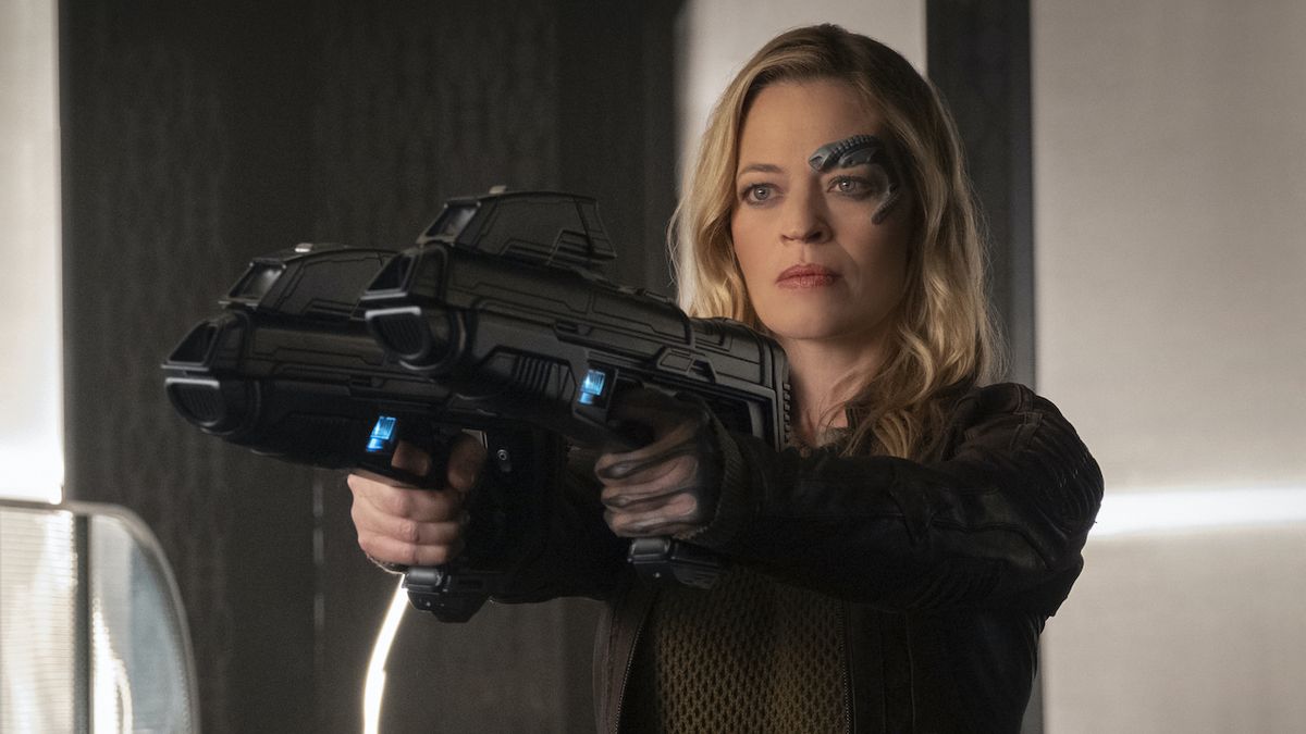 Jeri Ryan&#039;s Seven of Nine holding two phaser rifles in Star Trek: Picard