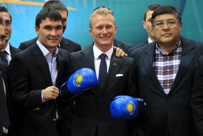Street fighting man... Astana's General Manager Alexandre Vinokourov dons some special boxing gloves
