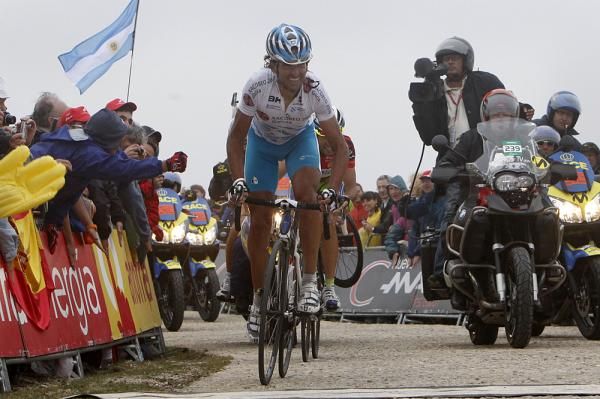 Ezequiel Mosquera pushes the pace to the line, but fails to distance Nibali.