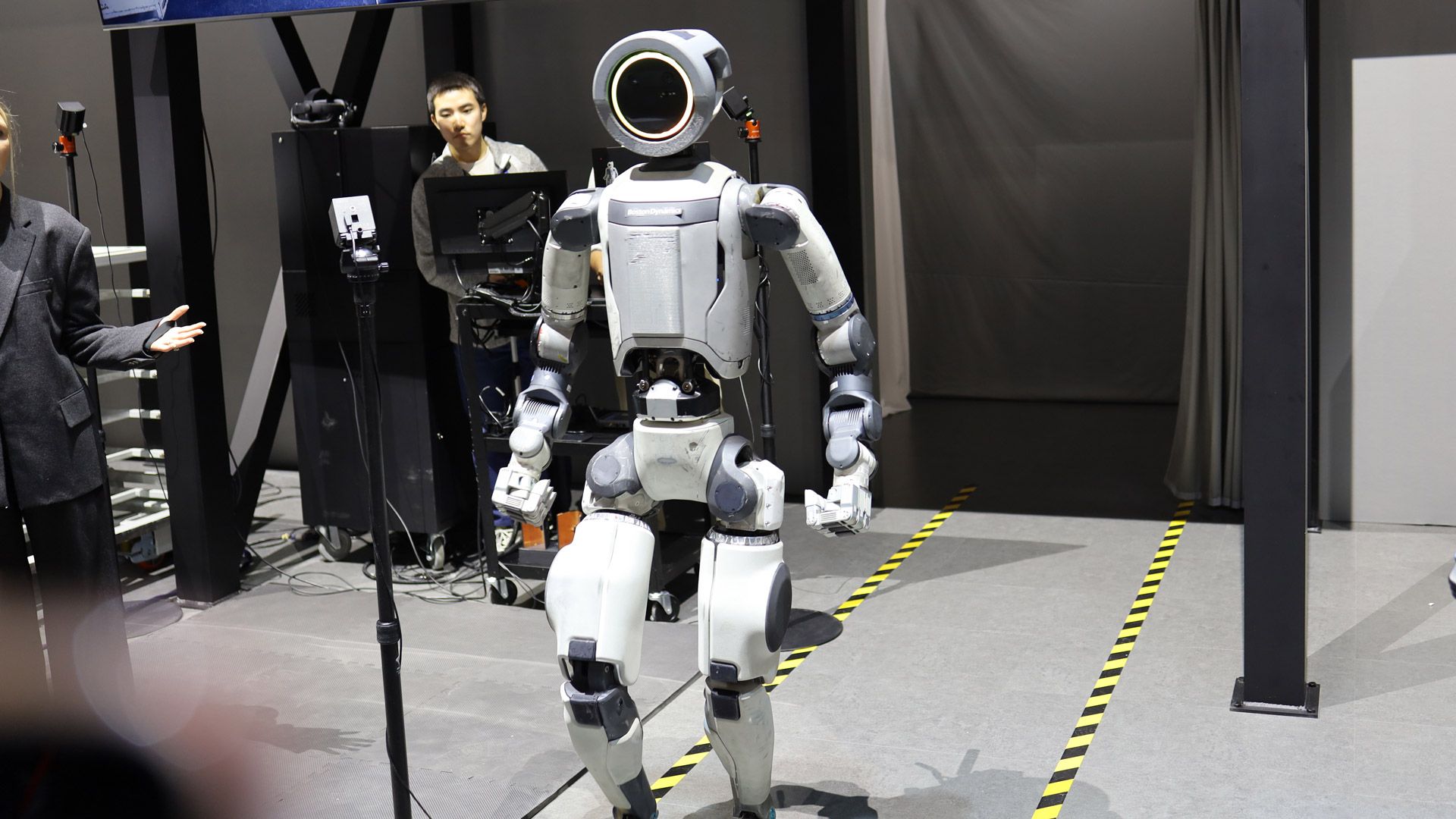 Microsoft, dil, dokunma ve simülasyonu fiziksel yapay zeka sistemleriyle harmanlayan Rho-alpha özelliğine sahip robotların fabrikalardan indirilmesini istiyor